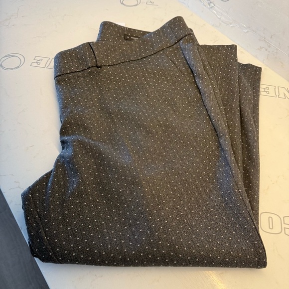 LOFT Pants - LOFT Plus Marisa Skinny Dress Pants in a Grey Geometric Pattern. Size 22